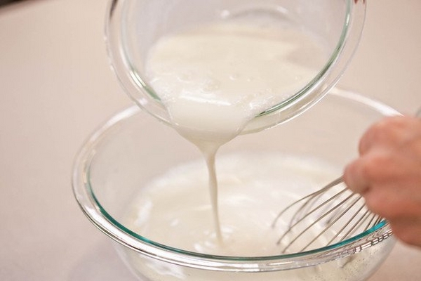 Cách làm sữa chua dẻo - Khuấy đều sữa tươi cùng sữa đặc