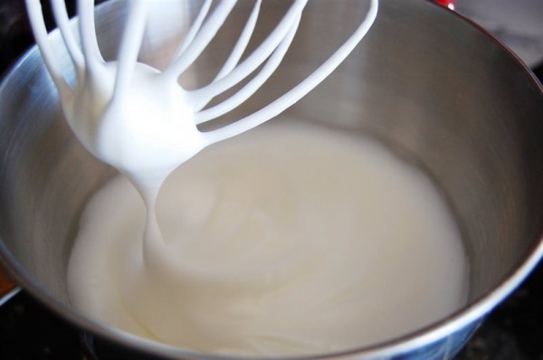 dùng máy đánh trứng làm kem trong cách làm bánh kem đơn giản