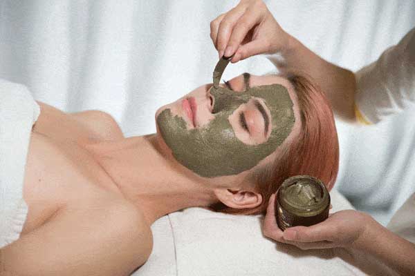 Tại Spa Eros Israel sủ dụng nguyên liệu bùn khoáng biển chết làm mặt nạ chăm sóc da