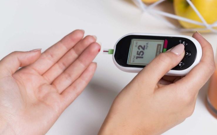 Nên trang bị máy đo đường huyết để kiểm soát tốt chỉ số đường huyết