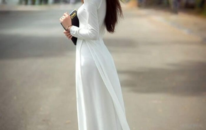 ao-dai-hoc-sinh-4-ta-mang-ve-dep-truyen-thong-va-hien-dai-